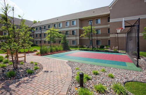Maple Grove Apartment | Cozy Studio | Free Breakfast. Pool & Gym.