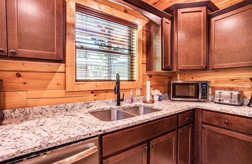Pigeon Forge Cabin | Creekside Lodge Heart of Pigeon Forge! 👙HotTub 🔥FirePit 🎮Games 🏊‍♂CmtyPool