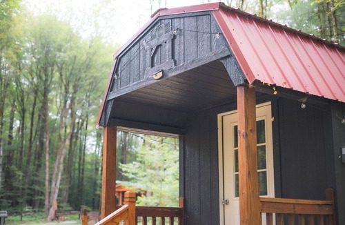 Durhamville Cabin | Delightful 1 Bedroom Glamping cabin in Camden awaits you - Shared Bathroom cabin