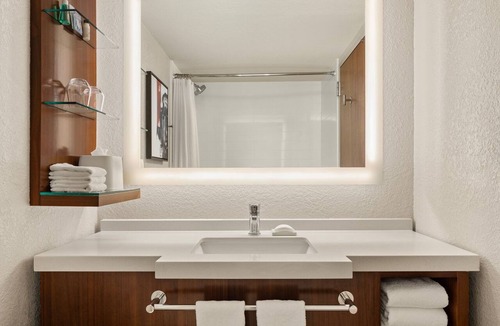Minneapolis Hotel | Delta Hotels by Marriott Minneapolis Northeast