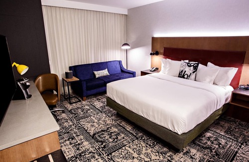 Lititz Hotel | Deluxe Queens ADA Hearing and Mobility Accessible w/roll-in shower -Free Wifi