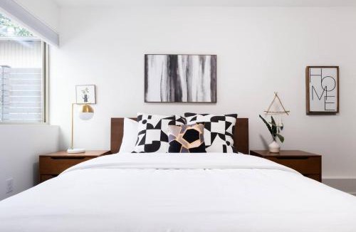 Judkins Park House | Designer Urban Retreat w Rooftop Deck & Fireplace