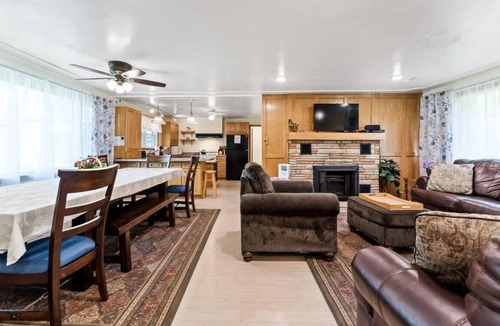 Kendall House | Dog-Friendly Nature Escape with Hot Tub & Fire Pit
