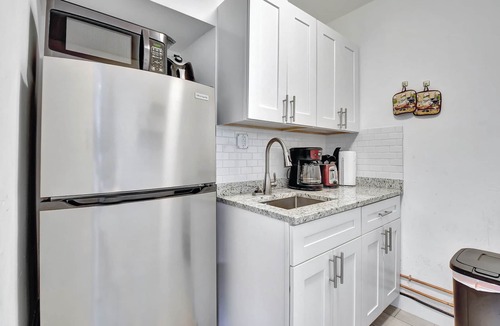Pineapple Grove Arts District Cottage | Down Town Delray, near Ave and beach, Free parking