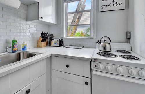 Pineapple Grove Arts District Cottage | DOWN TOWN DELRAY, walk to Atlantic Ave, beach, pets are welcome