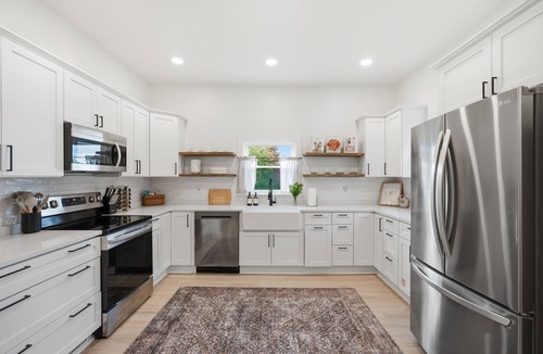 Bristol House | Downtown Bristol Hot Tub Sleeps 9 Near Hard Rock Pets Welcome