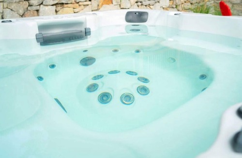 Eureka Springs Historic District Condo | Downtown+HotTub+Wifi+FreeParking @151 Spring Ste C