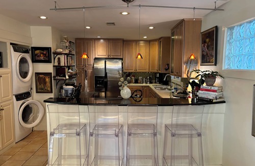 Harleston Village House | Downtown open space home with a patio garden for the month of August