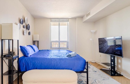 Downtown House | Downtown Silver Spring 2BR Skyline Balcony Suite Walkable to DC Metro LuxePad