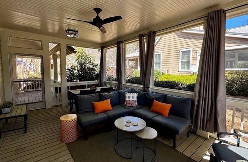 Reynolds Landing Cottage | Elegant Reynolds Cottage Near Lake & Golf - Sleeps 9 - Screened Porch