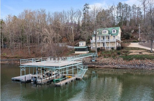Arley House | EMERALD LAKESHORE - Your perfect water's edge retreat! 4 BRs, sleeps 9 plus Kids