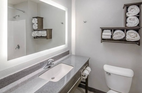 Deep Creek Hotel | Enjoy a Fully Equipped Retreat Near - Fisherman’s Village – 6.4 miles