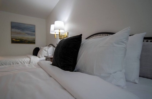 Eureka Springs Historic District Resort | Enjoy the charm of Queen Suite Number 8 at GloryDayz!
