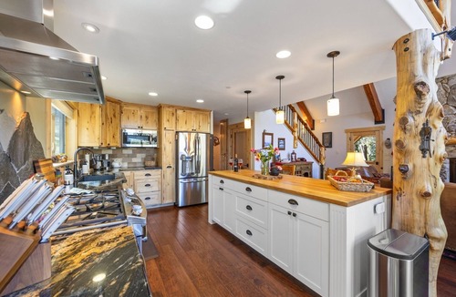Serene Lakes Cabin | Enjoy the High Sierras at the Hillside Mountain Retreat, elegantly rustic cabin
