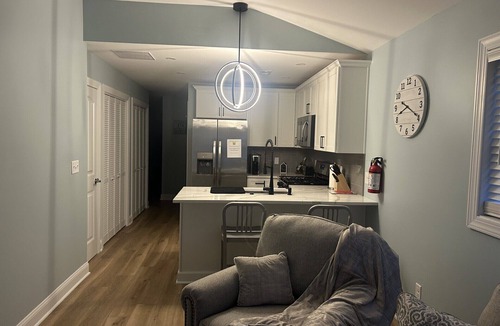 North Wildwood Condo | Escape to the shore! Close to restaurants and bars.