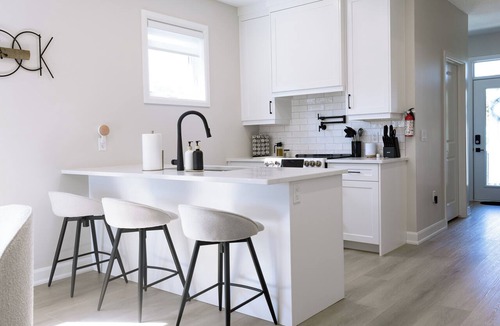 Mount Forest Apartment | Executive Luxury Condo-Corporate Stay