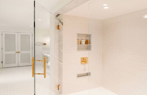 Irvington Hotel | Experience a Suite Designed for Calming Stays | Courtyard, Marina, Free Parking
