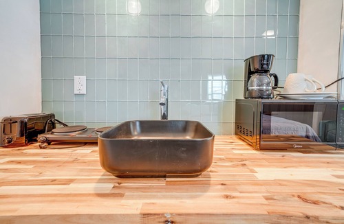 Bellepoint Apartment | Explore the Hinton Historic District! Luxe Studio