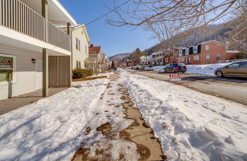 Bellepoint Apartment | Explore the Hinton Historic District! Luxe Studio