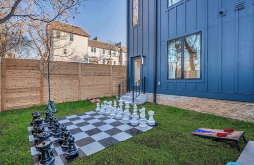 Hurwood Heights House | Fall in Nashville: rooftop hot tub, backyard sauna, sleeps 12 home