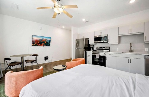 SoNo Apartment | FIFA 2026 Stay - King Studio Getaway! Prime Location, Balcony, Gym - 2 min from Mercedes Benz Stadium - 7