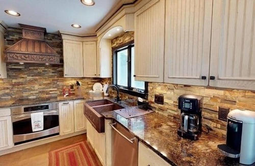 Huddleston House | Fire-Pit, Fireplace, Hot Tub, Pool Table, Dog Friendly, Kayaks & Paddleboards! Visit "American Dream
