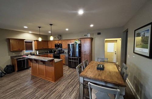 Guntersville House | FISHERMAN’S PARADISE - indoor heated & cool parking for trucks and boats