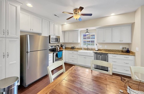 Flintstone House | Free Ruby Falls Ticket & More-Relaxation-Rock City View-Country Getaway-Spacious Townhome-Fire Pit