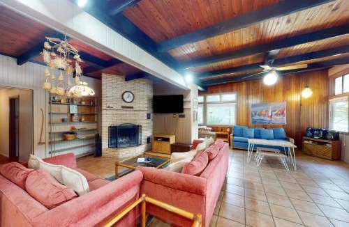 McQueeney House | Funshine | Riverfront house in Mc Queeney with guest house, river views, grill