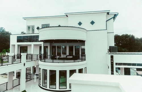Fairburn House | Gated Luxury Retreat, 15 Min from ATL Airport, Modern Amenities, Sleep up to 20P