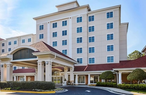 College Park Hotel | Get Ready for a Blissful Getaway! Close to NEW World of Coca-Cola, Pet-Friendly