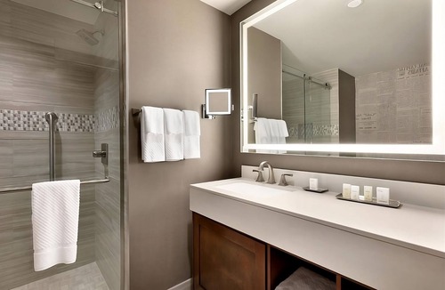 Berkeley Heights Hotel | Group Friendly Getaway! 4 Spacious Units w/Pool, Free Parking & Free Breakfast!