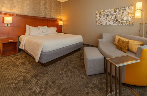 Newark Hotel | Group Getaway! 4 Contemporary Units, Pet-friendly, Indoor Pool, Free Parking!