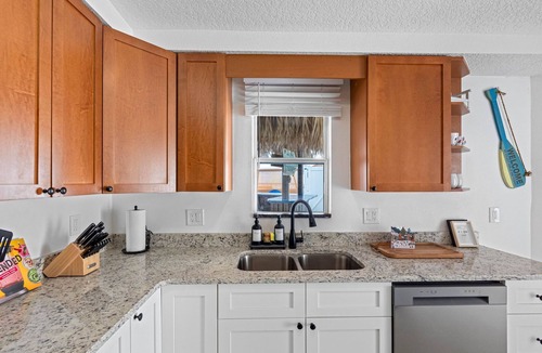 Madeira Beach House | Gulf-Side Beach House - Tiki Bar · Direct Beach Access · No Roads to Cross