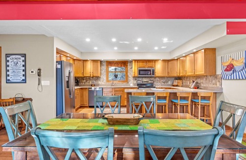 Berkeley Springs House | Healing House - fireplace, wifi, 2 kings, furnished den, screen porch, pool access