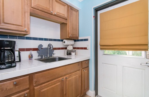 Juno Beach House | Hidden Gem. Steps to Beach. Long & Short Term. Pet friendly.