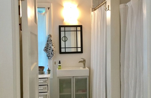 Woodstock House | Hidden Pines - Spacious Charming One Bedroom Woodstock Cottage, Walk to Town!