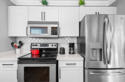 Dania Beach House | High ceilings *5 min to FLL* pool & game room!