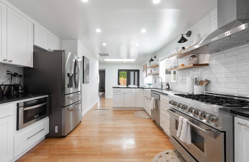 Shoreline House | Hot Tub & AC| Single Level No Stairs| EV+Parking