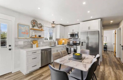 Monument House | HOT TUB, Newly Remodeled, Mountain views, Walk to Downtown!