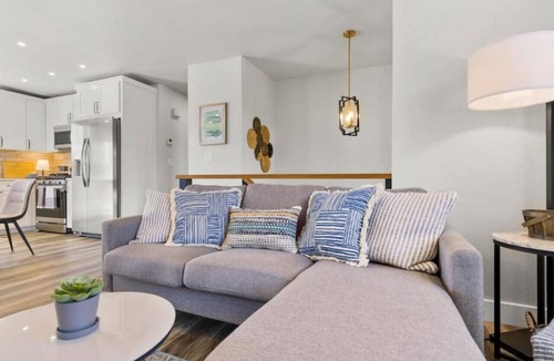 Monument House | HOT TUB, Newly Remodeled, Mountain views, Walk to Downtown!