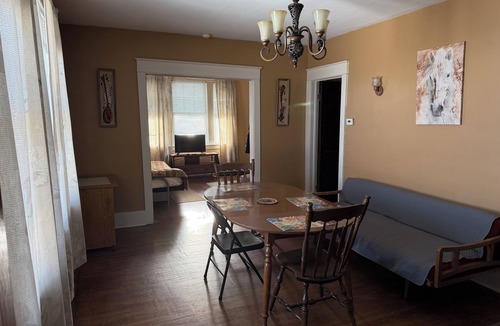 Utica House | Huge 3 Bedroom Home Close To Everything - Two Family House 2nd Floor