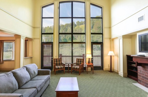 Hunter Condo | Hunter Mountain 2BR Penthouse | Vaulted Ceilings
