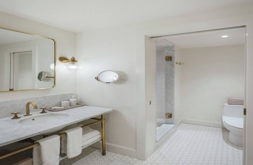 Irvington Hotel | King Room w/Water View | Irvington Farmers Market - 1.8 miles | Seasonal Pool