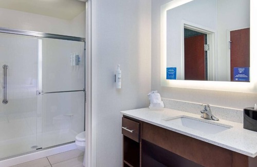 Sandy Springs Hotel | King Suite at Perimeter | 3 Cozy Units w/Breakfast, Pool & Near Local Hotspots!