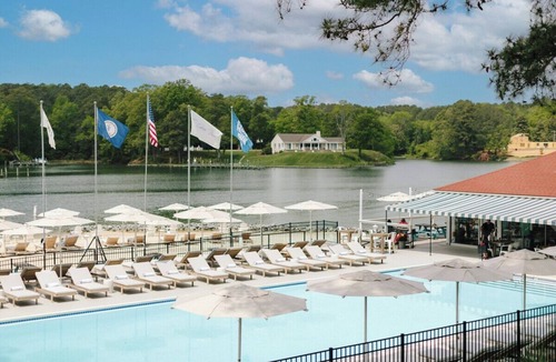 Irvington Hotel | King Suite w/Access to Seasonal Pool, Marina, Courtyard + Free Parking
