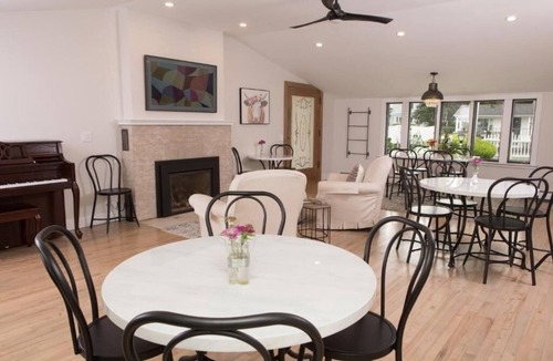 Bennington Hotel | Knotty Pine