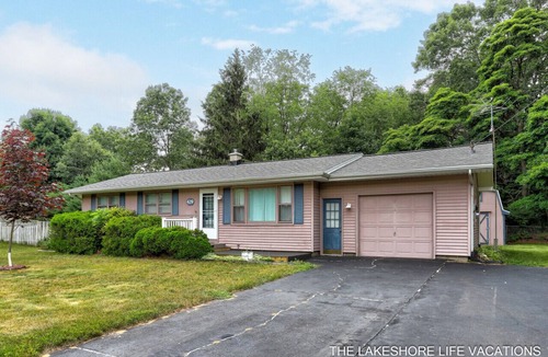 Holland House | Lake Effect Cottage close to Lake Michigan