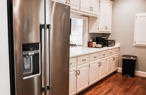 Eatonton House | LAKEFRONT LUXURY- Reynolds GW -Steps from Pool, Tennis, Beach, Marina, Docks