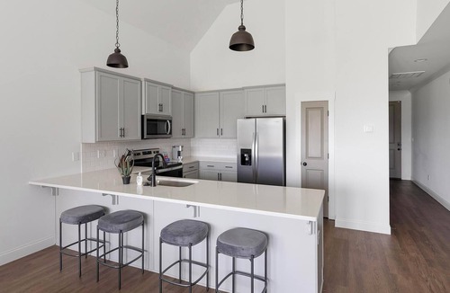 Athens Apartment | Landing | Stylish 2BD, Clubhouse, Gym